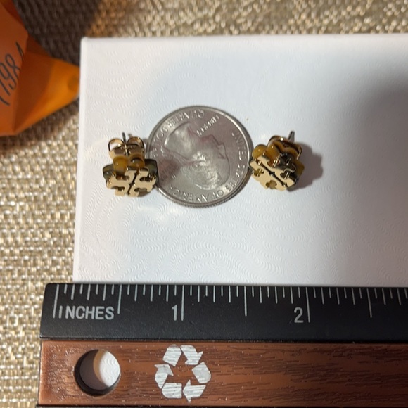 Tory Burch Flower Resin Stud Earrings tortoise - Picture 6 of 6